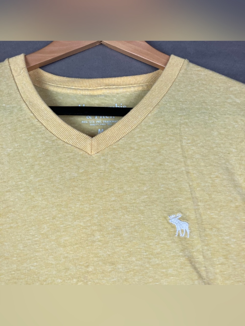 Abercrombie & Fitch Men’s Size M Yellow V-Neck T-Shirt Embroidered Logo - Picture 3 of 9